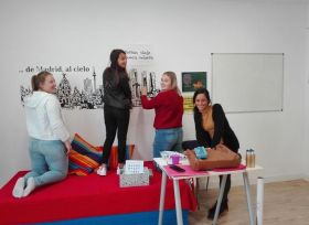 Alumnas decoran un aula de Capicúa